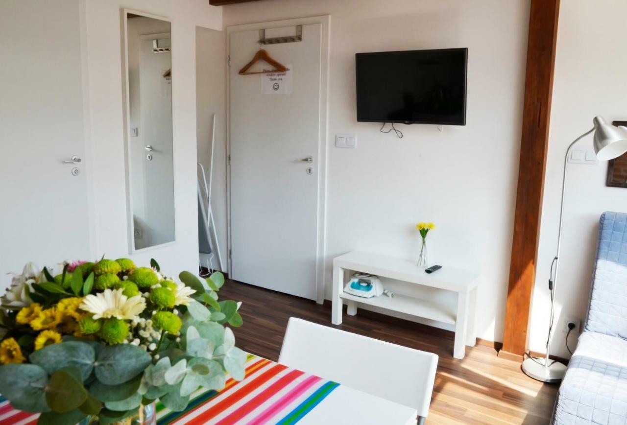 The Republic Garden Hostel Prague Exterior photo